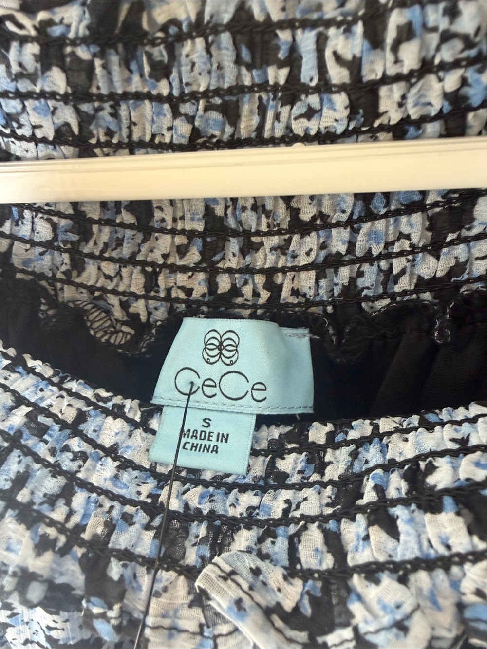 Nwot CeCe Floral Ruffle-Sleeve Women's Top in Light Blue Women’s size small - Picture 3 of 7